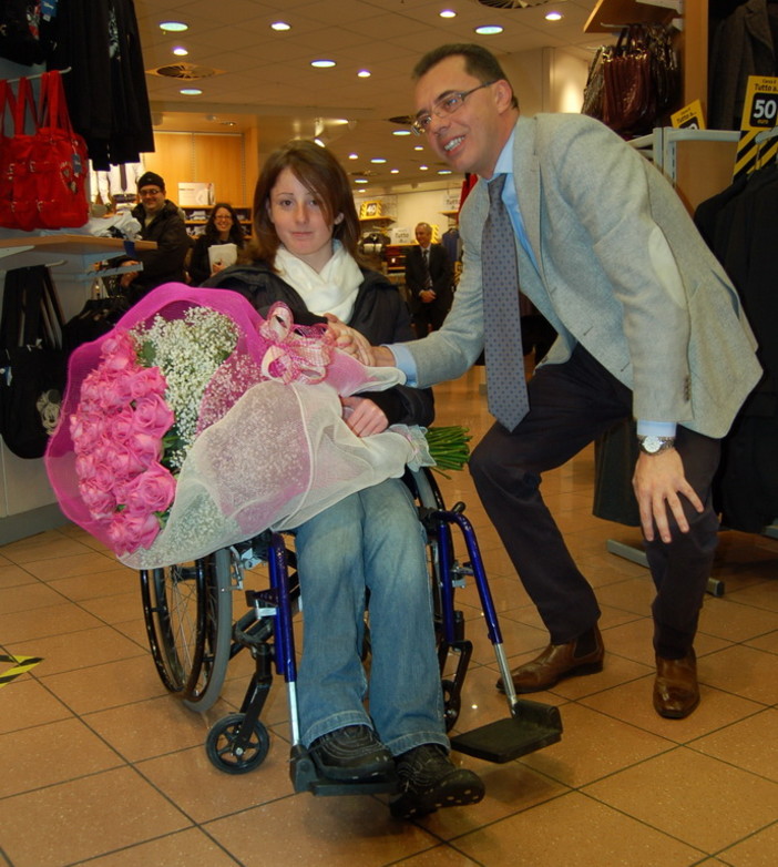 Rose e scuse da Pampani per Annarita, l'incontro all'Oviesse