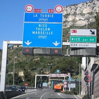 Giocatore del Nizza Calcio minaccia di gettarsi da un ponte dell'autostrada francese A8