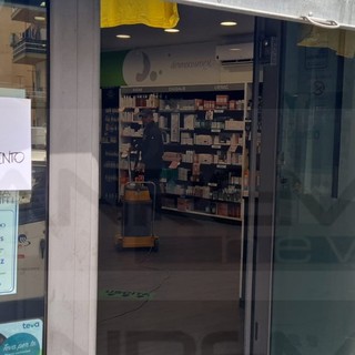 Sanremo: allagata la Farmacia Colombo di via Galilei, personale e volontari al lavoro si riapre sabato (Foto)
