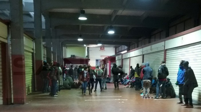 L'inizio dell'assemblea sotto la pioggia