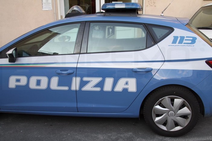 Sanremo: 51enne ubriaca e mezza nuda fermata a Bussana, insulta e scalcia gli agenti di Polizia