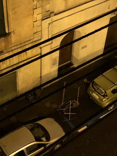Taggia: raffica di vento sradica antenna dal tetto di una palazzina di viale delle Rimembranze