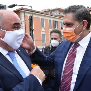 Ventimiglia: Andrea Spinosi sfoggia un fiore arancione a Toti, pronta l'uscita dalla Lega e l'approdo a 'Cambiamo'? (Foto)