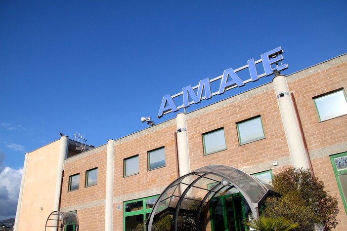 Sanremo: lampione fulminato a Borello da 11 giorni, residente pronto a cambiare personalmente la lampada Sanremo: lampione fulminato a Borello da 11 giorni, residente pronto a cambiare personalmente la lampada