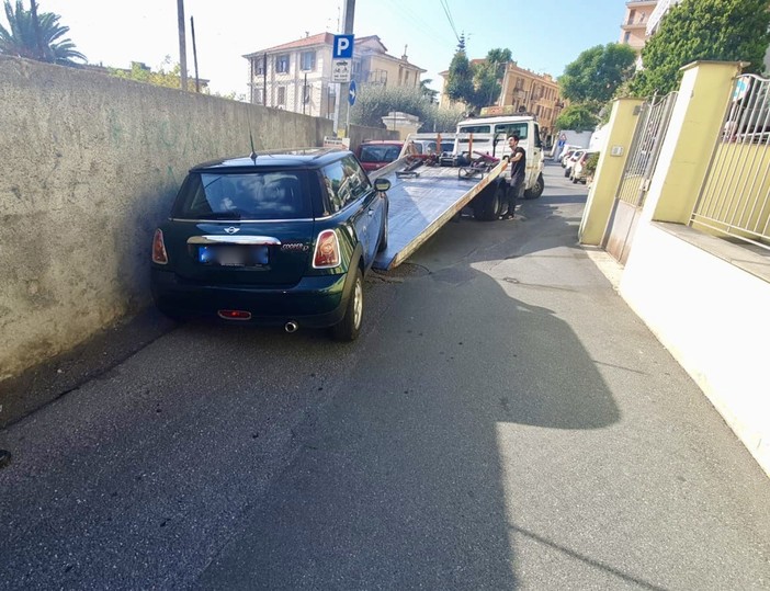 La rimozione dell'auto (foto Tonino Bonomo) La rimozione dell'auto (foto Tonino Bonomo)