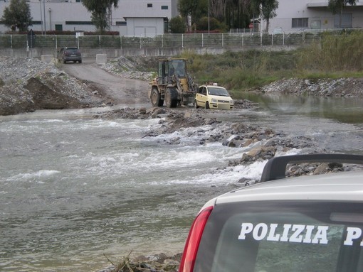 Ventimiglia: tenta di 'guadare' il torrente con una Panda, turista francese salvata dalla Polizia Provinciale