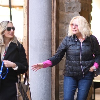 Sanremo: Antonella Clerici vive la città, eccola in via Matteotti in attesa delle prove di oggi Sanremo: Antonella Clerici vive la città, eccola in via Matteotti in attesa delle prove di oggi