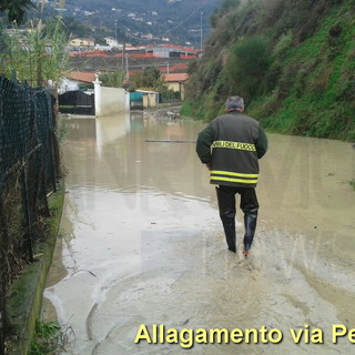 Ventimiglia: serie di interventi dei Vigili del Fuoco. Allagamento in via Peglia, incidente alle Braie ed albero pericolante Ventimiglia: serie di interventi dei Vigili del Fuoco. Allagamento in via Peglia, incidente alle Braie ed albero pericolante
