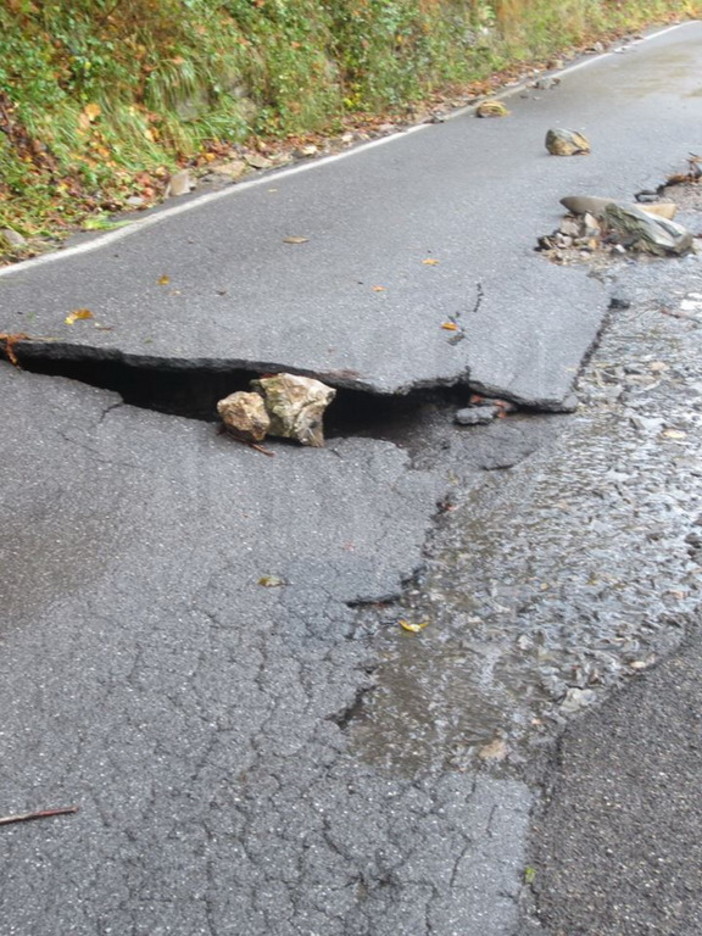 Carpasio: disastrosa situazione dell'asfalto sulla Provinciale 21 anche verso Colle d'Oggia Carpasio: disastrosa situazione dell'asfalto sulla Provinciale 21 anche verso Colle d'Oggia