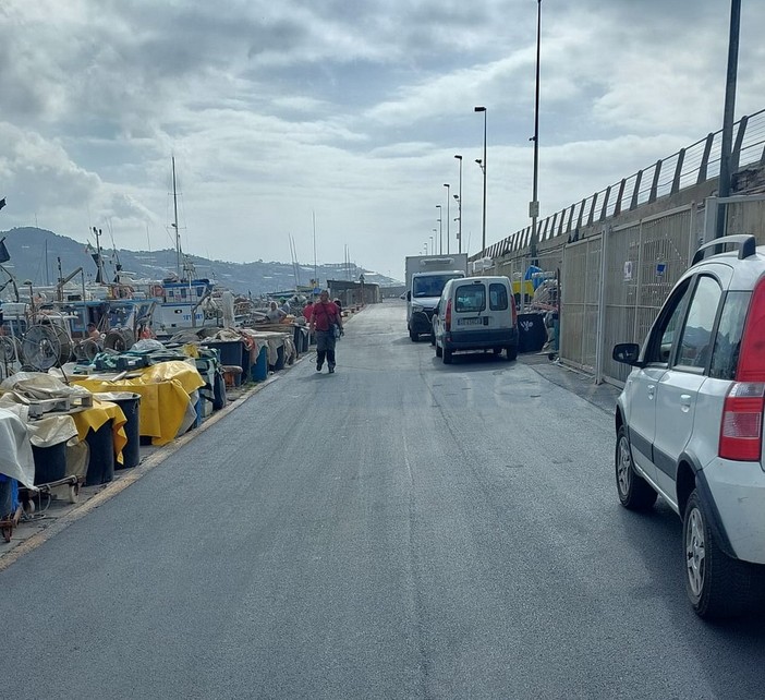Sanremo: in attesa del restyling dopo tanti anni riasfaltata la strada del molo Sud al porto vecchio (Foto)