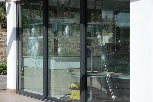 Sanremo: atti vandalici ai danni del punto di ristoro di zona 'La Vesca' sulla pista ciclabile