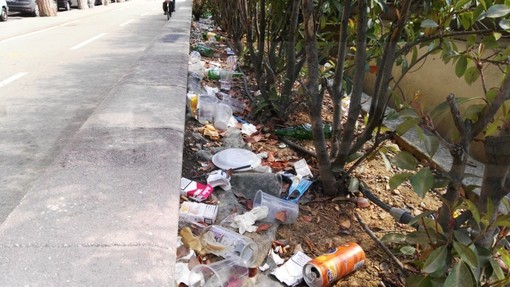 Sanremo: trascorso il weekend si ripropone il vergognoso degrado nelle aiuole sulla ciclabile in centro Sanremo: trascorso il weekend si ripropone il vergognoso degrado nelle aiuole sulla ciclabile in centro