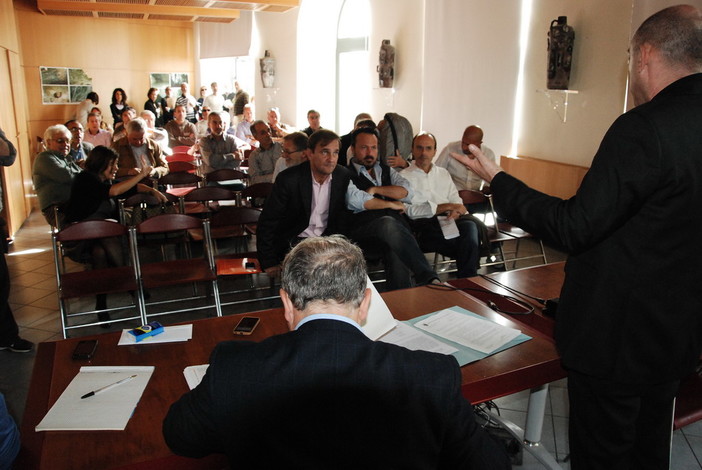 Imperia: la riunione dei sindaci della provincia vota il 'si' alla realizzazione del 'Lotto 6' di Collette Ozotto Imperia: la riunione dei sindaci della provincia vota il 'si' alla realizzazione del 'Lotto 6' di Collette Ozotto