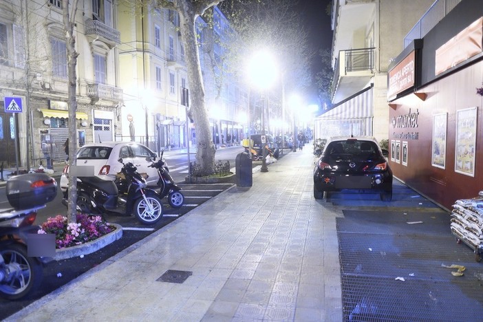 Sanremo: lascia l'auto sul marciapiede per andare a fare la spesa, parcheggio selvaggio in corso Garibaldi (Foto) Sanremo: lascia l'auto sul marciapiede per andare a fare la spesa, parcheggio selvaggio in corso Garibaldi (Foto)