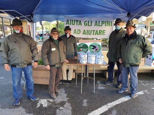 Vallecrosia: oltre 150 panettoni venduti per beneficenza, grande soddisfazione per gli Alpini