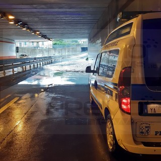 Taggia: Aurelia Bis allagata sotto il tunnel, sulla la strada in direzione Sanremo e forze dell'ordine sul posto (Foto)