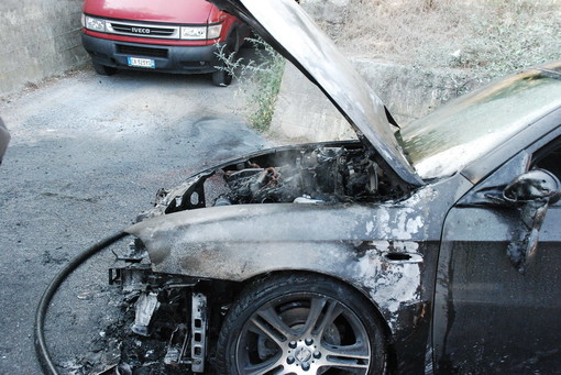 Arma di Taggia: auto distrutta da un incendio mentre viaggia sull'autostrada