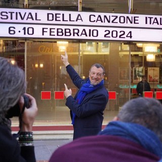 Amadeus all'esterno del Teatro Ariston