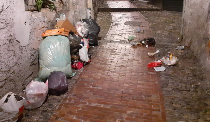 Sanremo: rifiuti abbandonati ogni sera nella zona di via Montà, la segnalazione di un lettore (Foto)