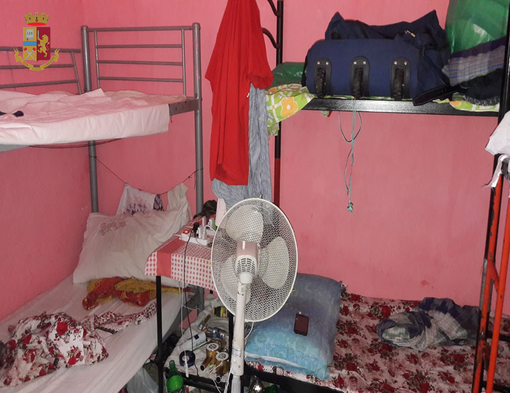 Imperia: 100 euro al mese per vivere in 15 in un appartamento-dormitorio, denunciate due persone Imperia: 100 euro al mese per vivere in 15 in un appartamento-dormitorio, denunciate due persone