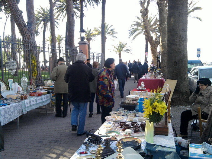 Imperia: domenica torna l'appuntamento con il mercatino dell'antiquariato Imperia: domenica torna l'appuntamento con il mercatino dell'antiquariato