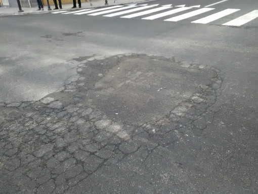 Sanremo: pronto intervento degli operai del Comune per mettere in sicurezza l'avvallamento di via Roma