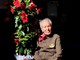 Nella foto la centenaria accanto al regalo floreale. Nella foto la centenaria accanto al regalo floreale.