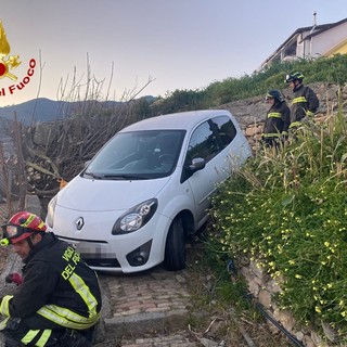 Sanremo: segue il navigatore che lo porta in una mulattiera, auto fuori strada a San Lorenzo (Foto) Sanremo: segue il navigatore che lo porta in una mulattiera, auto fuori strada a San Lorenzo (Foto)