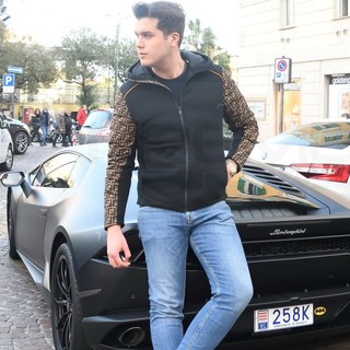 Sanremo: l'imprenditore monegasco Alessandro Johan Donzella su una Lamborghini nera in piazza Colombo (Foto)