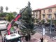 Ospedaletti: installato questa mattina l'albero di Natale alto 11 metri, mercoledì l'accensione delle luci (Foto e Video)