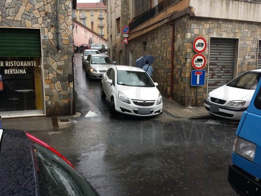 Imperia: auto rimane incastrata in un tombino in salita Piazza D'Armi, traffico interrotto alcuni minuti Imperia: auto rimane incastrata in un tombino in salita Piazza D'Armi, traffico interrotto alcuni minuti