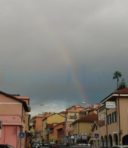 Imperia: dopo l'ulteriore pioggia di questa notte ecco l'arcobaleno che fa capolino sulla città (Foto)