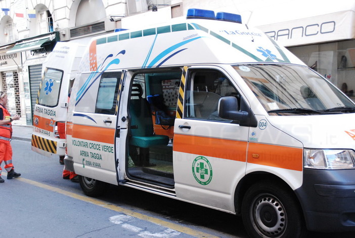 Sanremo: colpo di sonno al volante, 26enne finisce contro i cassonetti in via Lamarmora Sanremo: colpo di sonno al volante, 26enne finisce contro i cassonetti in via Lamarmora