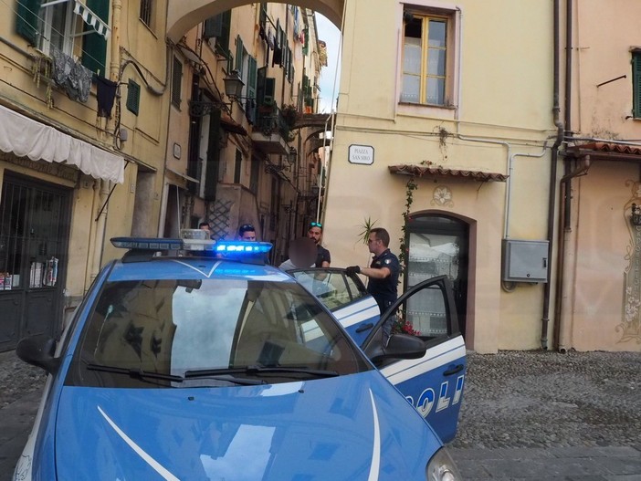Sanremo: confermato l'accoltellamento di via della Pace, lui un argentino e lei una ucraina di 25 anni Sanremo: confermato l'accoltellamento di via della Pace, lui un argentino e lei una ucraina di 25 anni