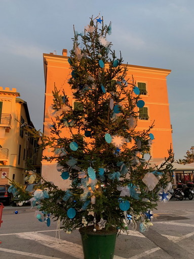 Ventimiglia: grande partecipazione sabato scorso per l'addobbo dell'Albero di Natale alla Marina San Giuseppe (Foto) Ventimiglia: grande partecipazione sabato scorso per l'addobbo dell'Albero di Natale alla Marina San Giuseppe (Foto)