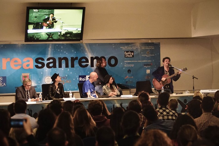 Area Sanremo 2016, interviste a Monia Russo, Maurizio Caridi e Stefano Senardi: “C’è tanta qualità, stiamo pensando di ampliare il numero e diminuire i costi di iscrizione” (video) Area Sanremo 2016, interviste a Monia Russo, Maurizio Caridi e Stefano Senardi: “C’è tanta qualità, stiamo pensando di ampliare il numero e diminuire i costi di iscrizione” (video)