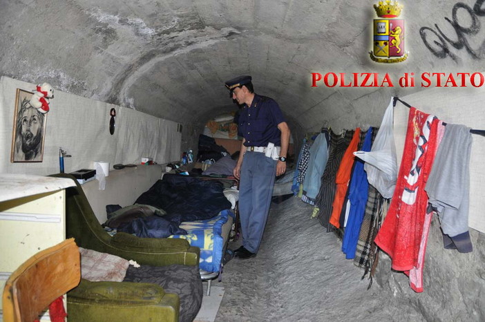 Ventimiglia: decine di romeni in condizioni igieniche precarie, sgomberati sotto il ponte di via Tenda