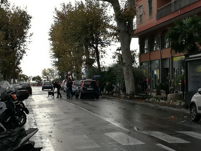 Ventimiglia: allarme bomba alle Poste ed alla Carige, continuano i controlli anche con artificieri e Unità Cinofila (Foto e Video) Ventimiglia: allarme bomba alle Poste ed alla Carige, continuano i controlli anche con artificieri e Unità Cinofila (Foto e Video)