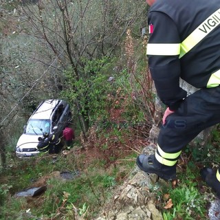 Auto precipita fuori strada tra Carpasio e Montalto, 40enne salvato da un ulivo (Foto e Video) Auto precipita fuori strada tra Carpasio e Montalto, 40enne salvato da un ulivo (Foto e Video)