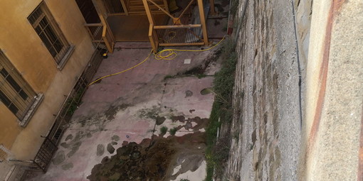 Sanremo: acqua stagnante dietro alla scuola di via Volta, urge un intervento del Comune (Foto)