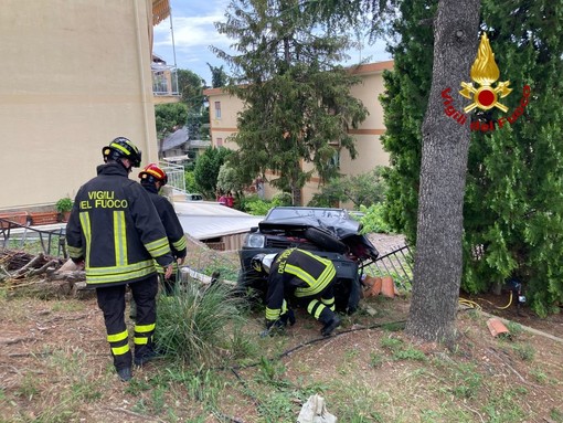Sanremo: finisce fuoristrada con l'auto, occupanti illesi ma vettura quasi distrutta (Foto) Sanremo: finisce fuoristrada con l'auto, occupanti illesi ma vettura quasi distrutta (Foto)