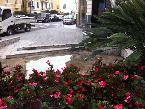 Sanremo: scarico otturato e piscina al posto della zona relax vicino allo Zampillo Sanremo: scarico otturato e piscina al posto della zona relax vicino allo Zampillo