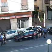 Taggia, accoltellamento al Quadrivio Rossat: uomo ferito con due coltellate alla schiena, caccia ai due aggressori (Foto)