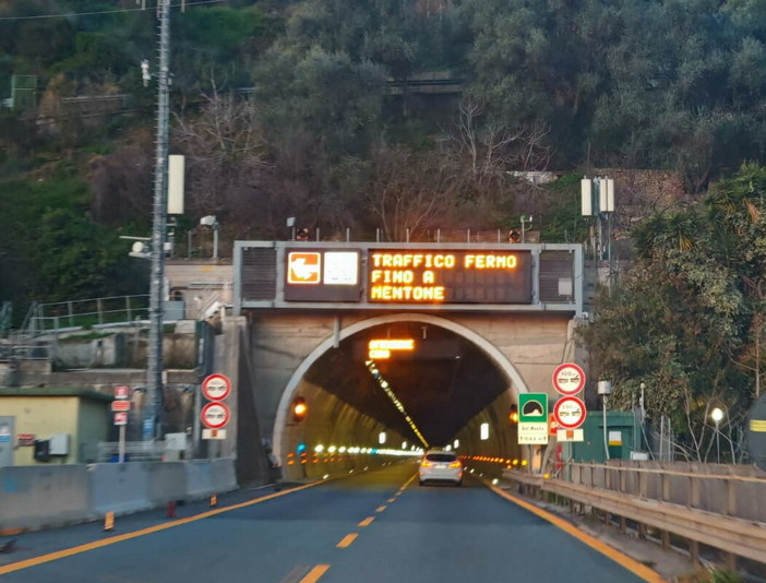 Camion ribaltato all’alba tra il confine e Mentone: A8 chiusa e traffico paralizzato per i frontalieri verso Francia