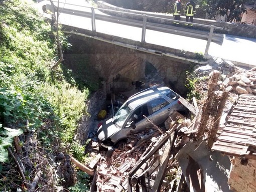 Pieve di Teco: auto fuoristrada con due anziani a bordo, per fortuna escono entrambi senza gravi ferite Pieve di Teco: auto fuoristrada con due anziani a bordo, per fortuna escono entrambi senza gravi ferite