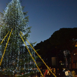 Ospedaletti: 'acceso' oggi pomeriggio l'albero in piazza Europa, presente Sindaco e Giunta (Foto e Video)