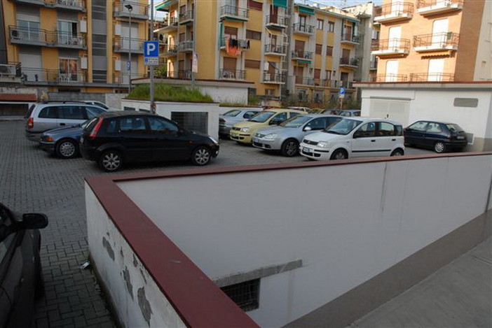 Diano Marina: disco orario nell'area ex cinema Pergola vicino a piazza dell'Olio Diano Marina: disco orario nell'area ex cinema Pergola vicino a piazza dell'Olio