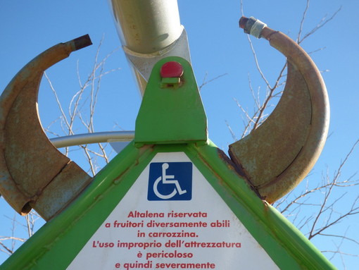 Imperia: nuovamente vandalizzata l'altalena 'inclusiva' al Parco Urbano, la denuncia de 'La Giraffa a Rotelle' (Foto) Imperia: nuovamente vandalizzata l'altalena 'inclusiva' al Parco Urbano, la denuncia de 'La Giraffa a Rotelle' (Foto)