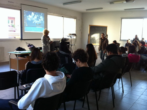 Imperia: protesta degli alunni del 'Tecnico Turistico', lezioni in cortile contro la loro 'precarietà'