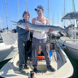 Giacomo Antonelli con l'aguglia pescata a Sanremo